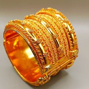 Elegant Gold Bracelet